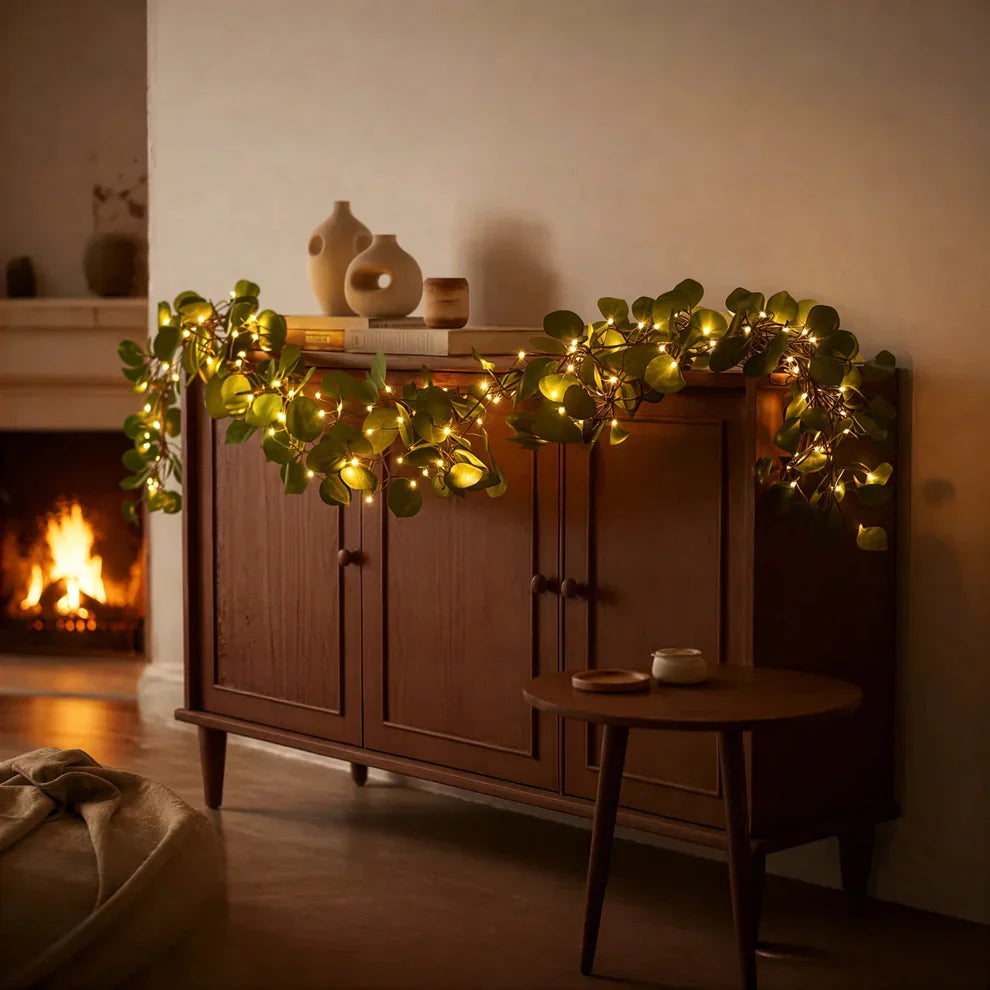 Decoratieve lichtslinger met elegante groene accenten